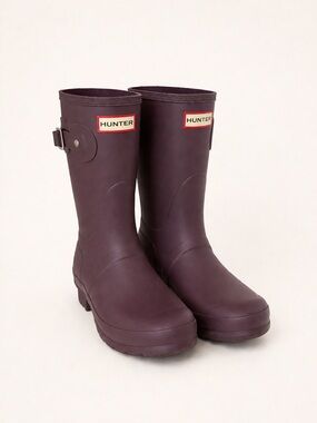 Hunter WOMEN'S ORIGINAL SHORT RAIN BOOTS in ‘Black Grape’ / Deep Plum / Size 9